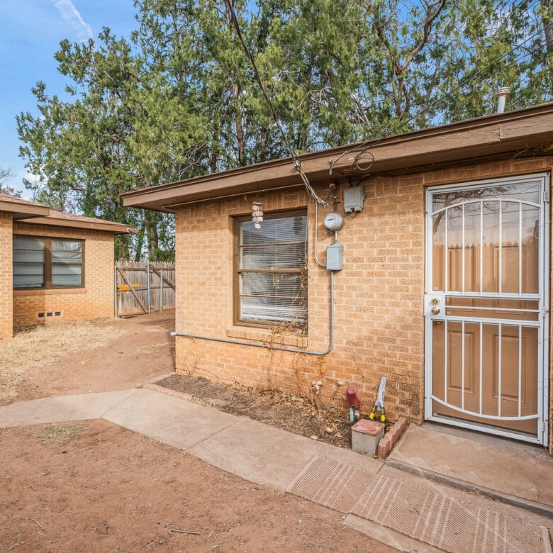 Large Efficiency 1 Bathroom with Uncovered Parking (2431 27th Street Unit B)